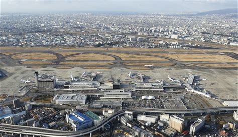 秋田空港から伊丹空港：空の旅と地上の物語